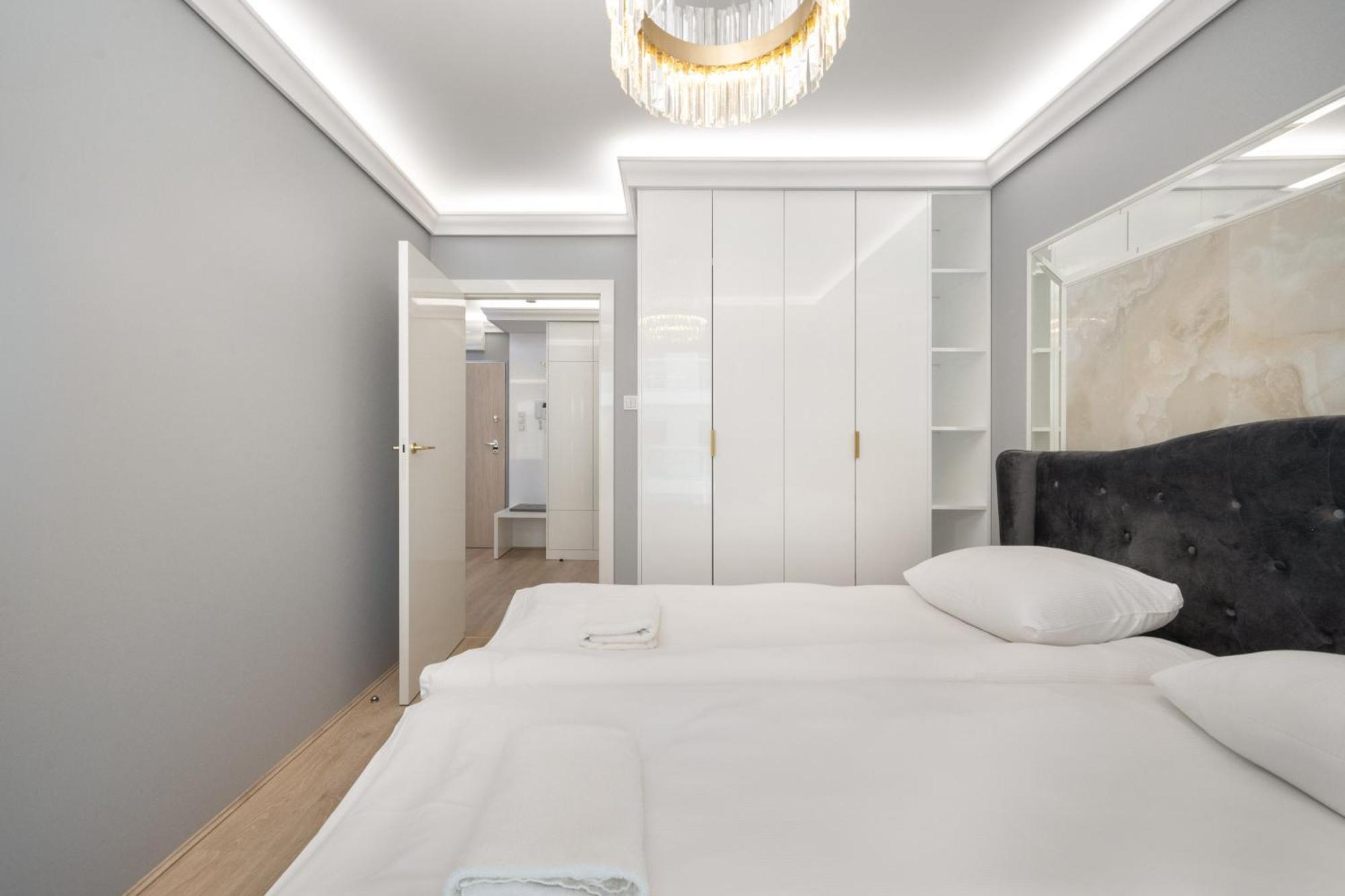 Elegant With Balcony By The Oder River In By Renters Prestige Wrocław